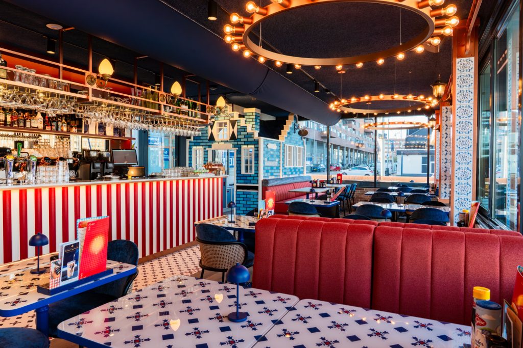 Sfeerbeeld van pannenkoekenrestaurant Oma Toos aan de haven van Scheveningen
