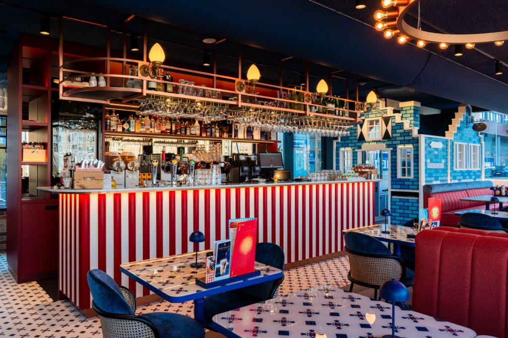 Sfeerbeeld van pannenkoekenrestaurant Oma Toos aan de haven van Scheveningen