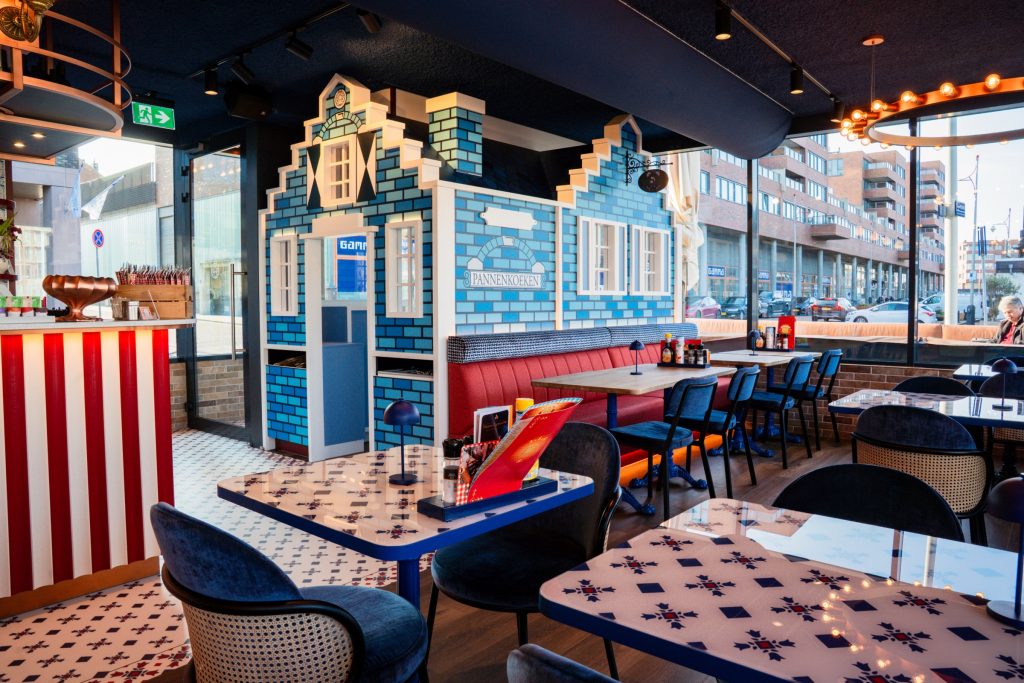 Sfeerbeeld van pannenkoekenrestaurant Oma Toos aan de haven van Scheveningen