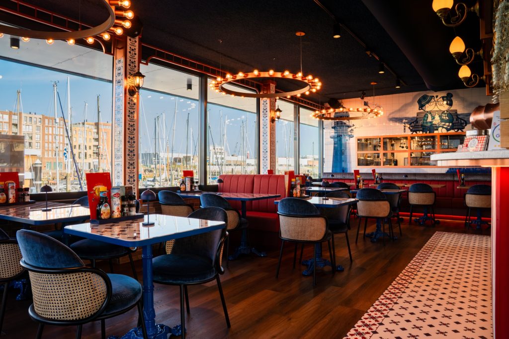 Sfeerbeeld van pannenkoekenrestaurant Oma Toos aan de haven van Scheveningen