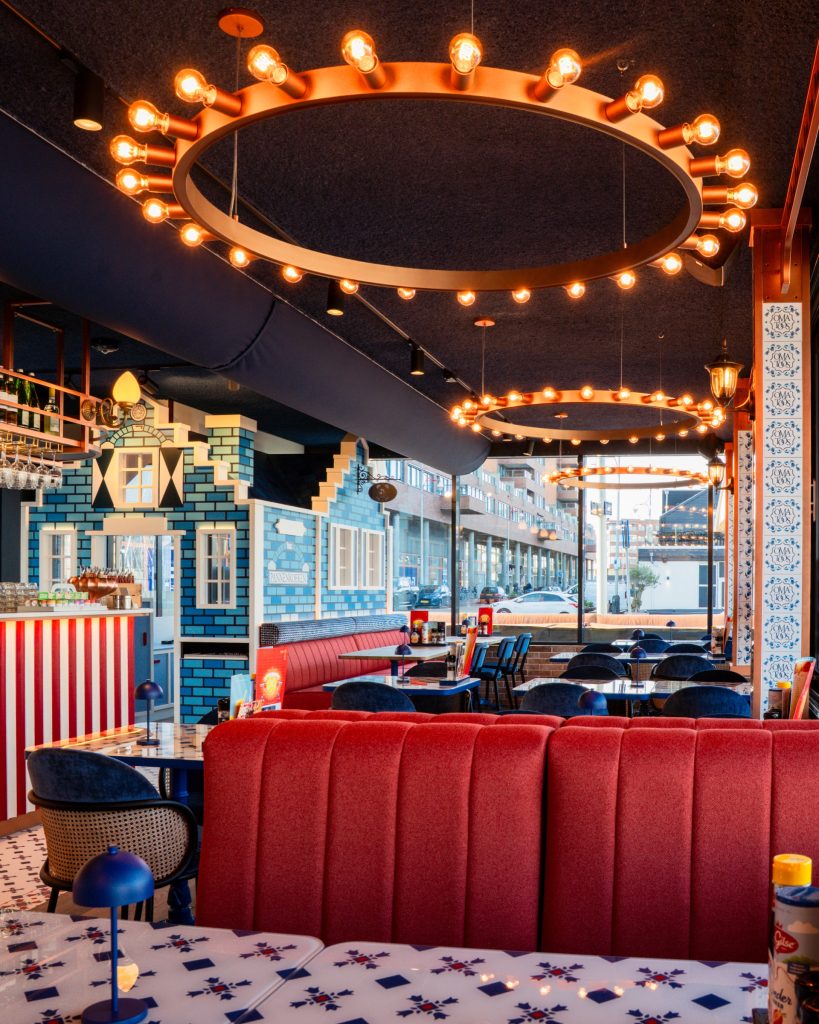 Sfeerbeeld van pannenkoekenrestaurant Oma Toos aan de haven van Scheveningen