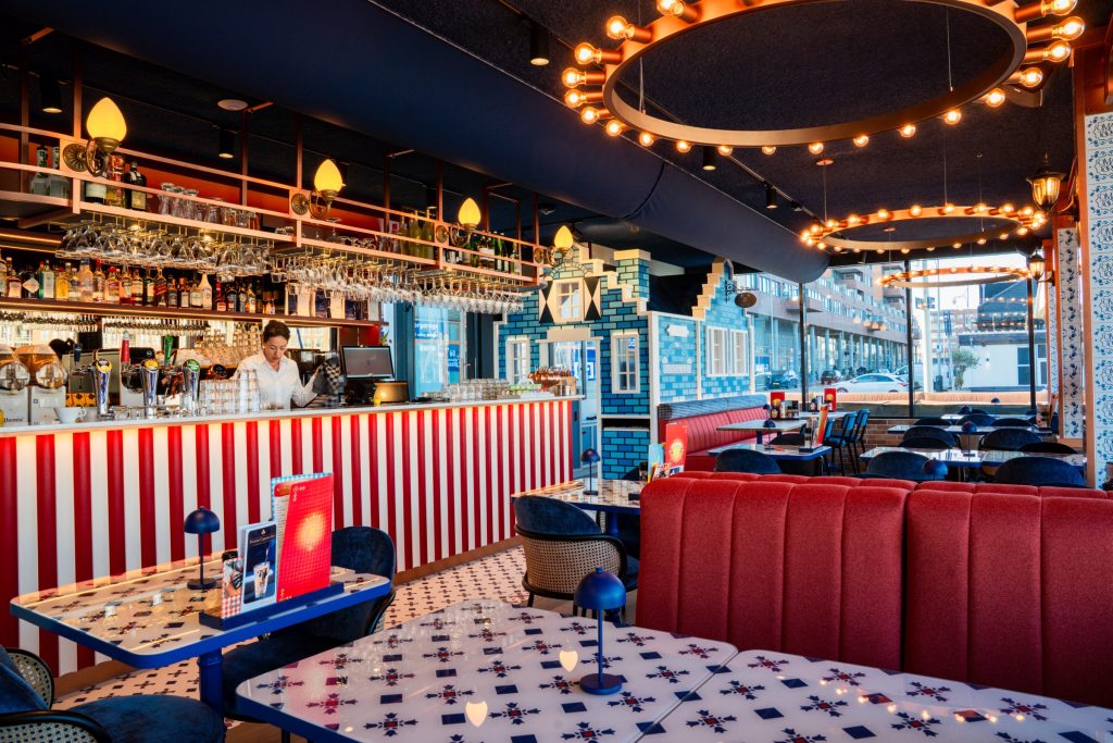 Sfeerbeeld van pannenkoekenrestaurant Oma Toos aan de haven van Scheveningen
