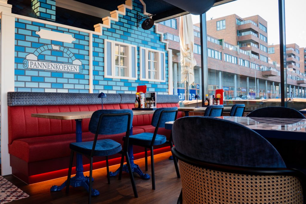 Sfeerbeeld van pannenkoekenrestaurant Oma Toos aan de haven van Scheveningen