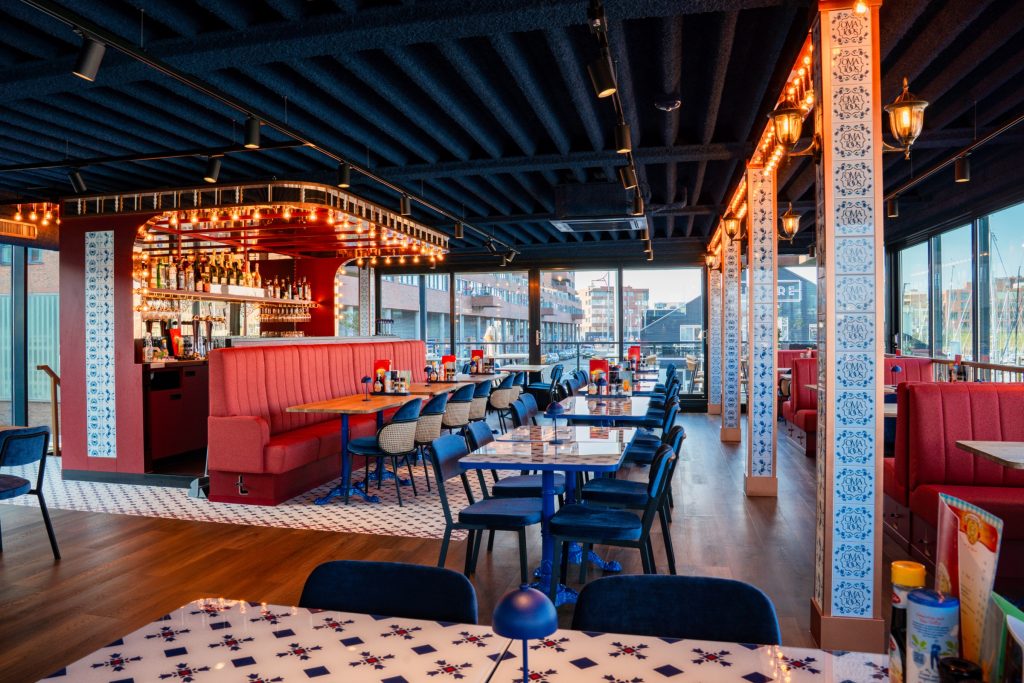 Sfeerbeeld van pannenkoekenrestaurant Oma Toos aan de haven van Scheveningen