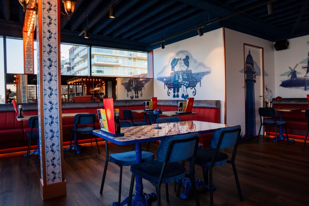 Sfeerbeeld van pannenkoekenrestaurant Oma Toos aan de haven van Scheveningen