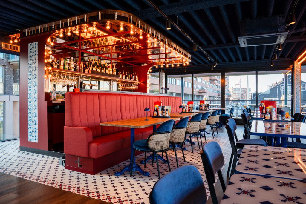 Sfeerbeeld van pannenkoekenrestaurant Oma Toos aan de haven van Scheveningen