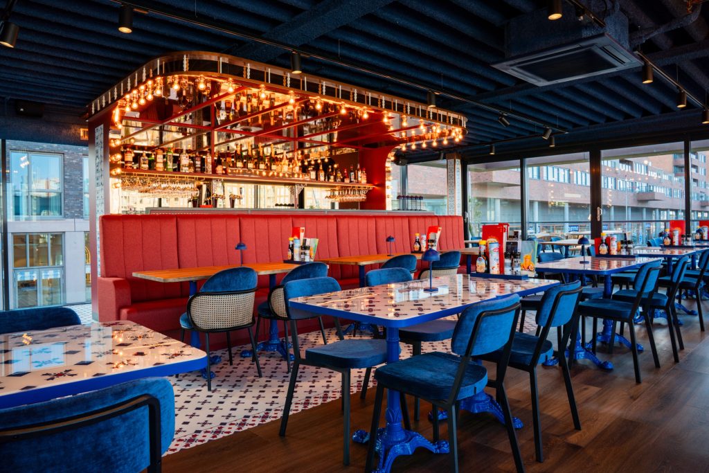 Sfeerbeeld van pannenkoekenrestaurant Oma Toos aan de haven van Scheveningen