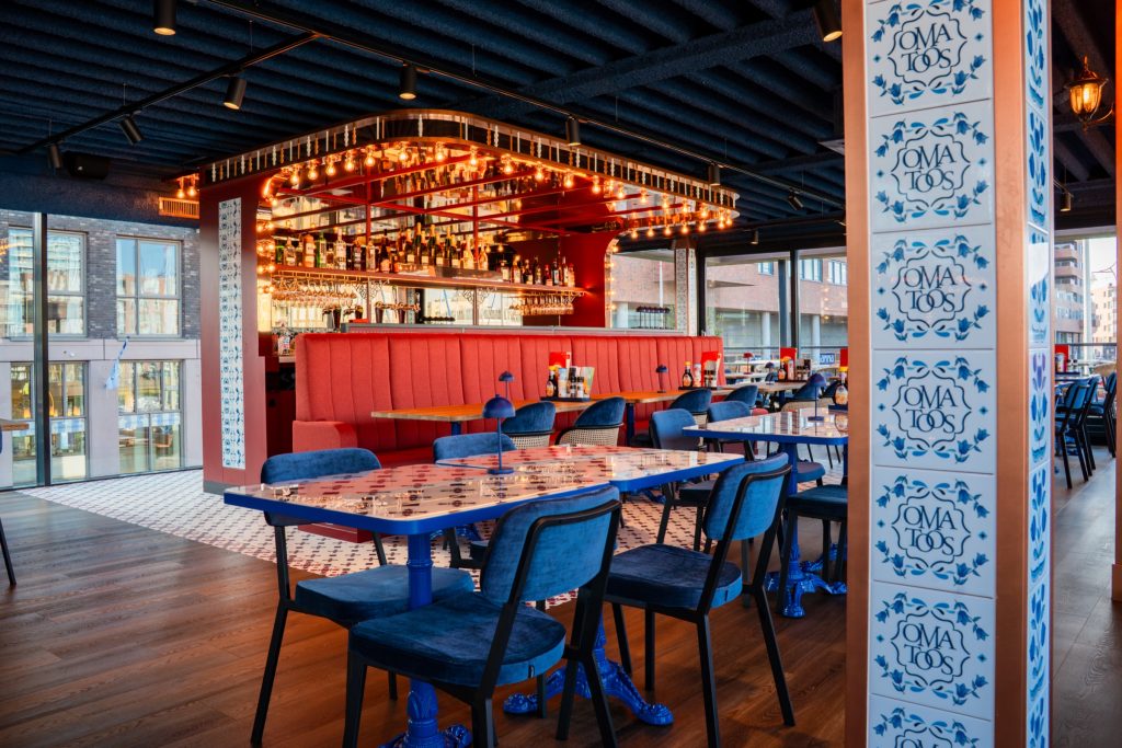 Sfeerbeeld van pannenkoekenrestaurant Oma Toos aan de haven van Scheveningen