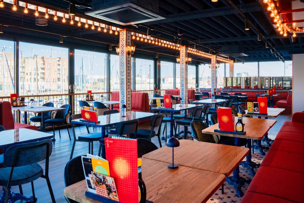 Sfeerbeeld van pannenkoekenrestaurant Oma Toos aan de haven van Scheveningen