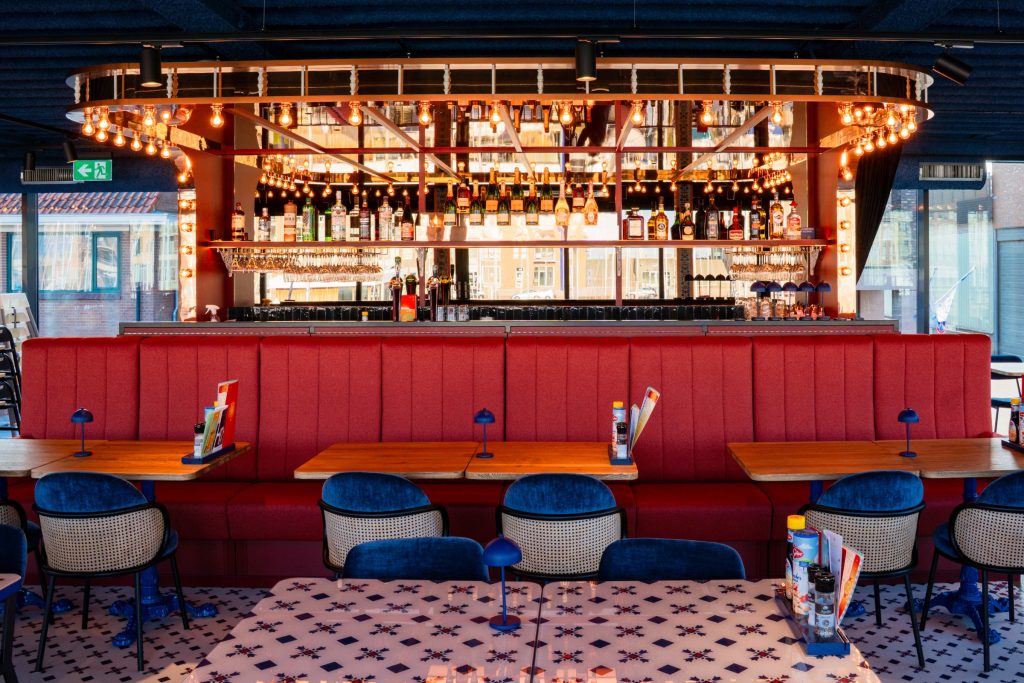 Sfeerbeeld van pannenkoekenrestaurant Oma Toos aan de haven van Scheveningen