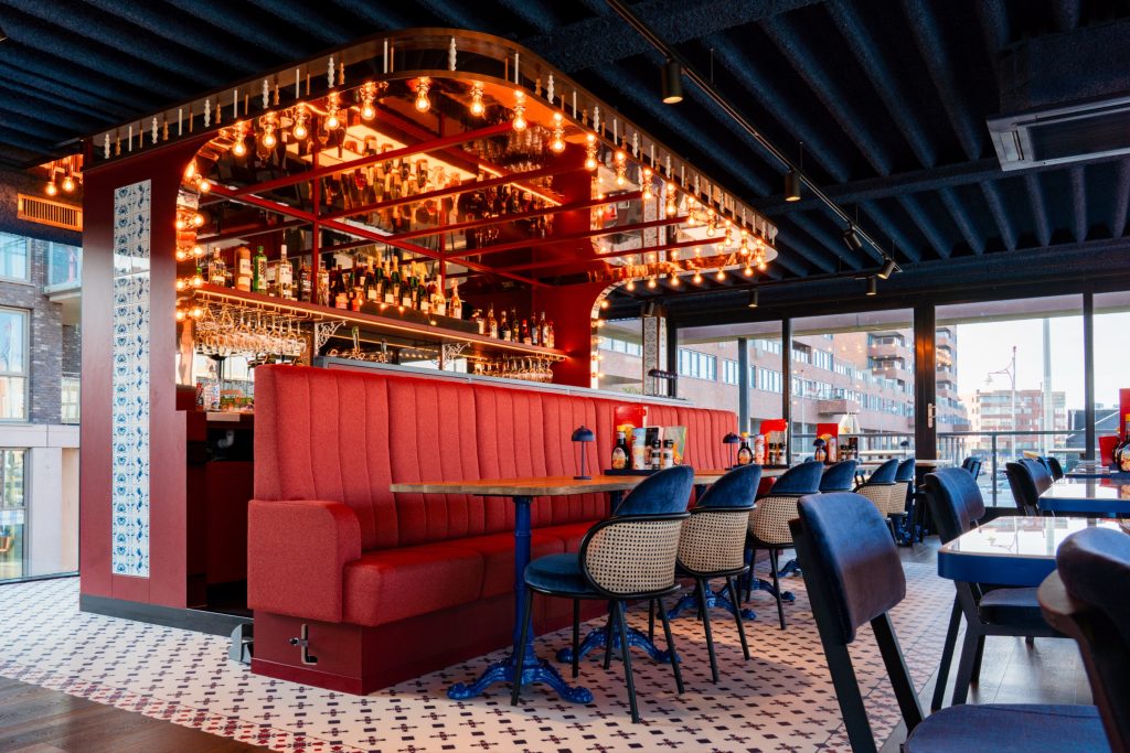 Sfeerbeeld van pannenkoekenrestaurant Oma Toos aan de haven van Scheveningen