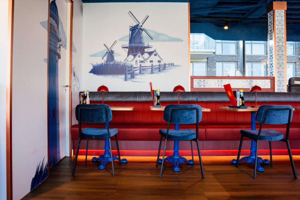 Sfeerbeeld van pannenkoekenrestaurant Oma Toos aan de haven van Scheveningen