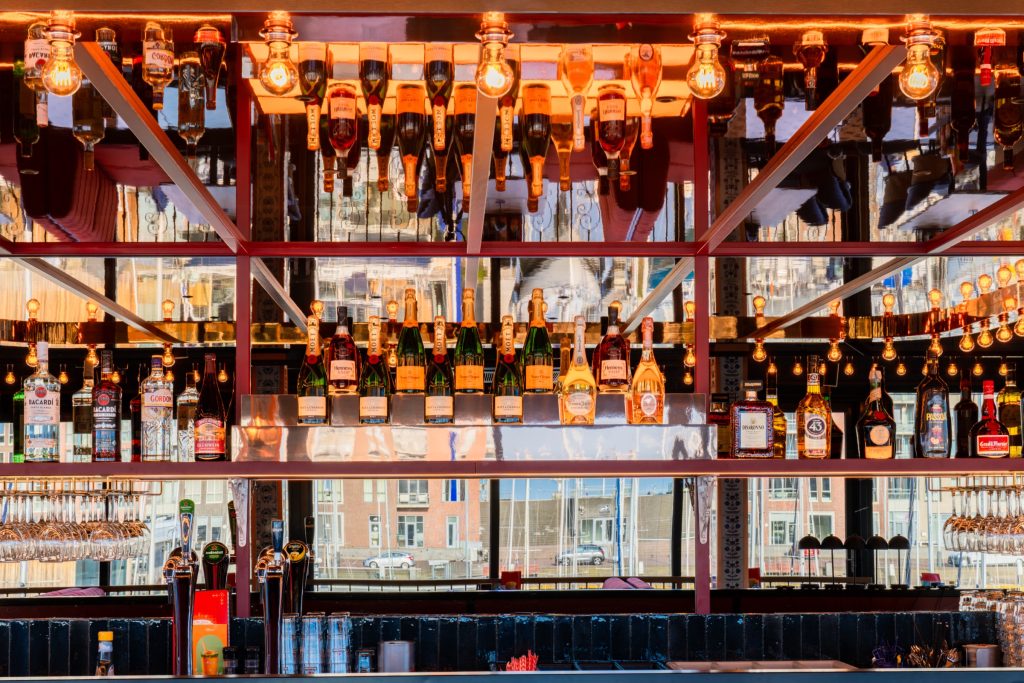 Sfeerbeeld van pannenkoekenrestaurant Oma Toos aan de haven van Scheveningen
