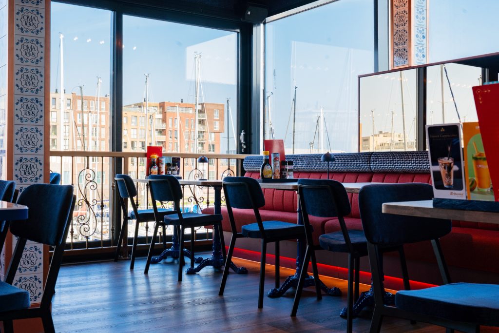 Sfeerbeeld van pannenkoekenrestaurant Oma Toos aan de haven van Scheveningen