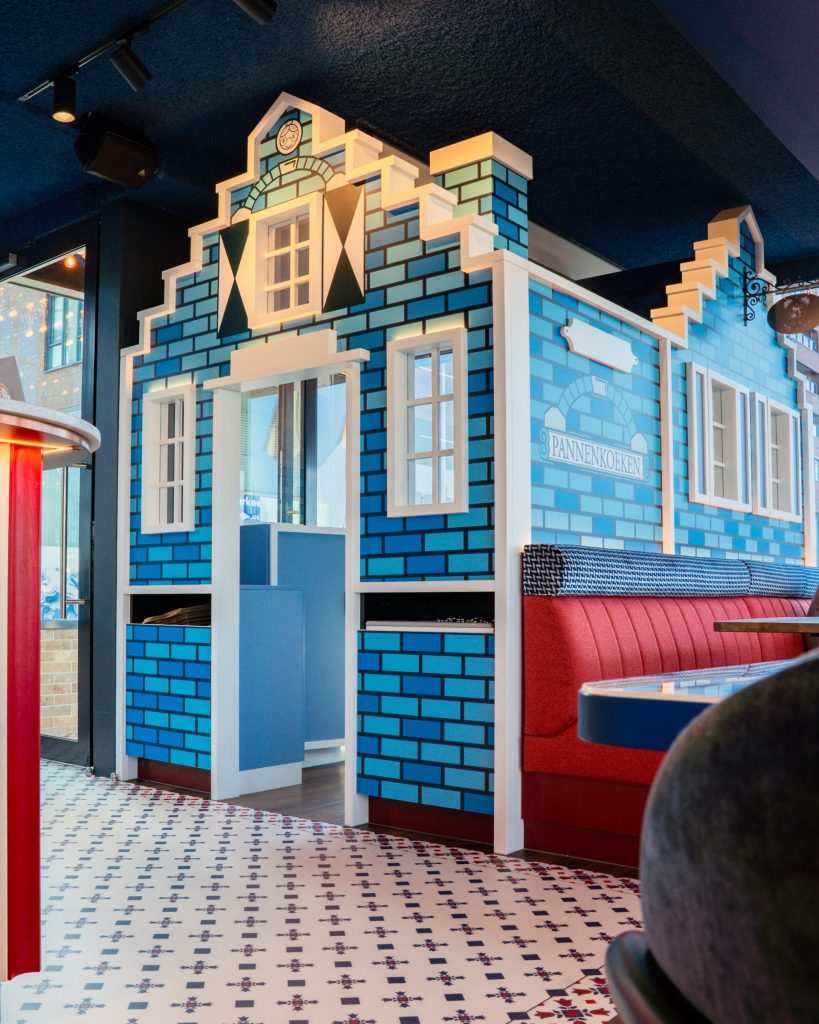 Sfeerbeeld van pannenkoekenrestaurant Oma Toos aan de haven van Scheveningen