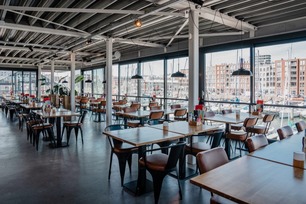 De besloten bovenzaal van Oma Toos aan de haven