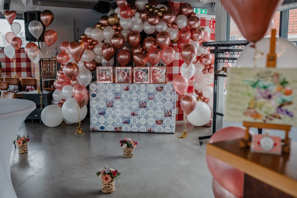 Feestelijk ingerichte bruiloftslocatie bij Oma Toos