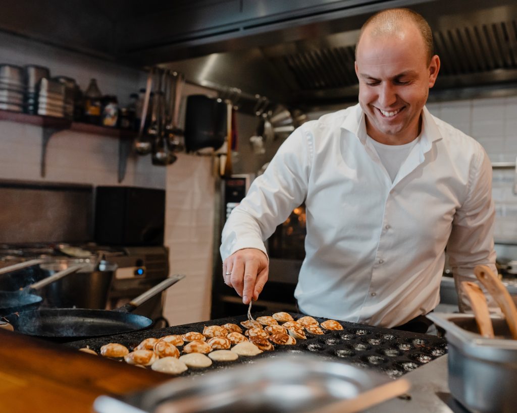Live poffertjes bakken tijdens een feest bij Oma Toos