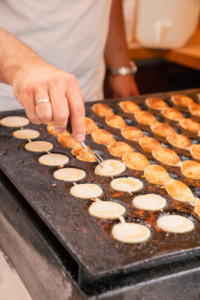 Verse poffertjes op de plaat van de poffertjeskraam