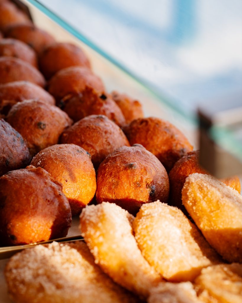 Oliebollen vers uit de pan bij de kraam van Oma Toos